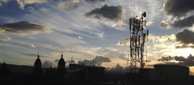 Foto de antena de comunicaciones al atardecer
