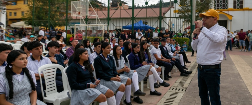 Foto de estudiantes de la Cabrera asistentes al evento