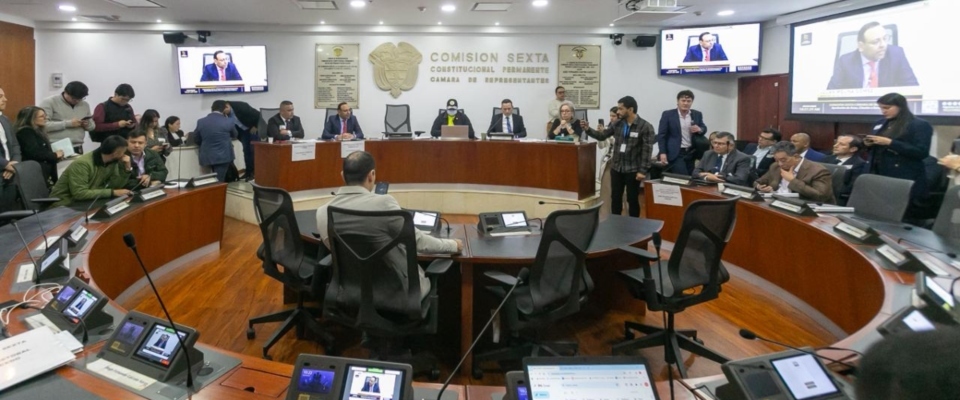 Foto del Ministro TIC junto a Comisión VI de la Cámara de Representante