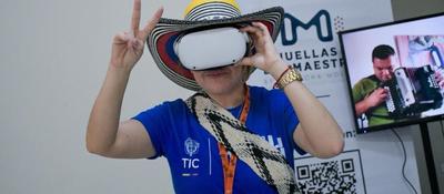 Foto de una persona con un visor de realidad virtual