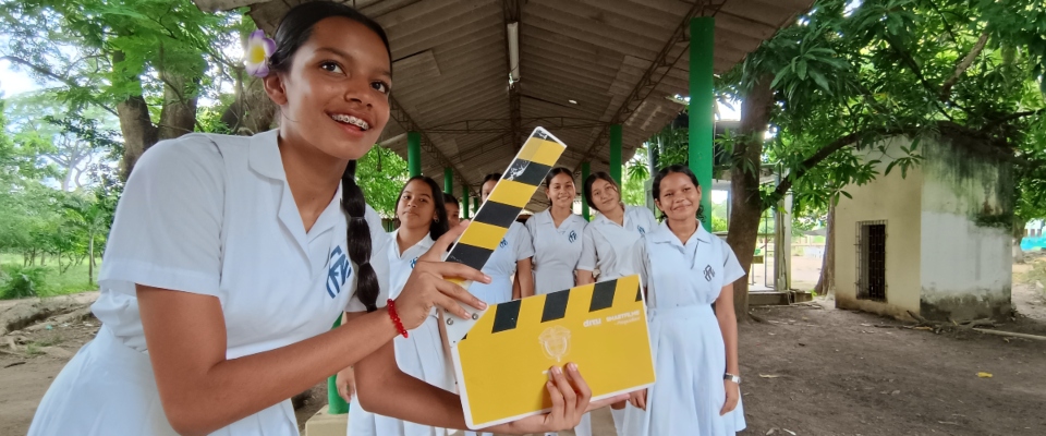 Foto de jóvenes estudiantes usan una claqueta
