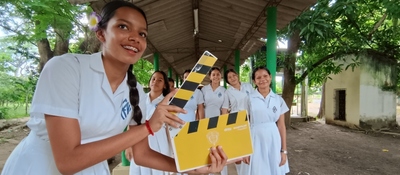 Foto de jóvenes estudiantes usan una claqueta