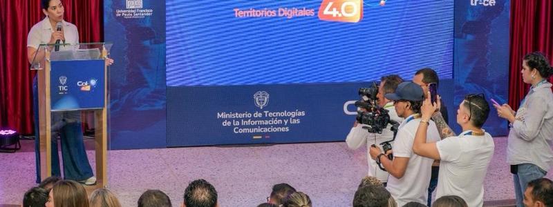 Foto de la ministra TIC en presentación en Col40