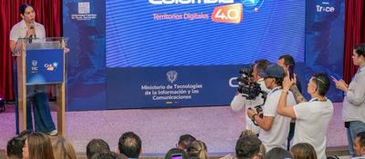 Foto de la ministra TIC en presentación en Col40