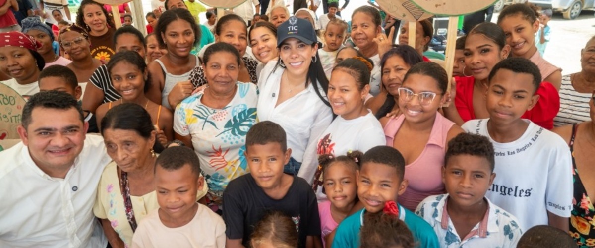 Foto de beneficiarios de las Juntas de Internet con la ministra TIC en Colombia 4.0
