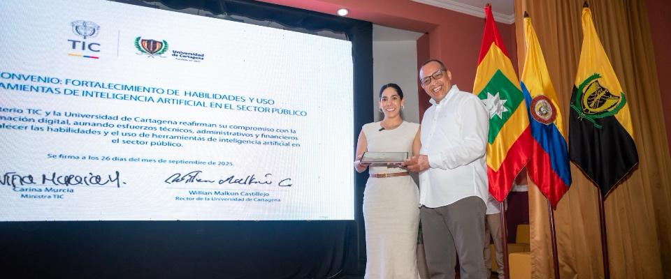 Foto de lanzamiento de diplomado por parte de la Ministra TIC