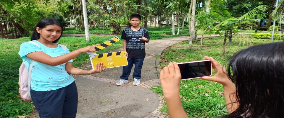 Foto de un grupo de niños haciendo un cortometraje