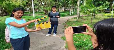 Foto de un grupo de niños haciendo un cortometraje