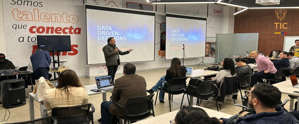 Foto de charla dentro del evento