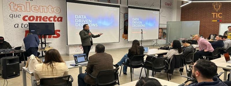 Foto de charla dentro del evento