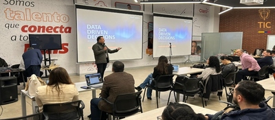Foto de charla dentro del evento