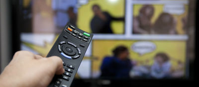 Foto de un control remoto apuntando hacia un televisor