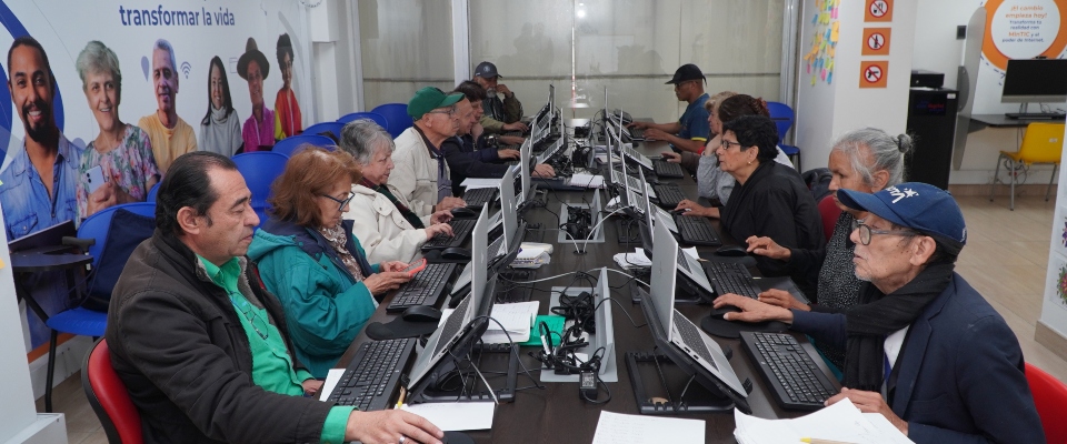 Foto de adultos mayores beneficiarios de los centros de experiencia