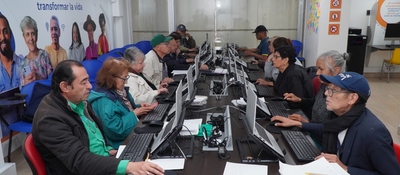 Foto de adultos mayores beneficiarios de los centros de experiencia