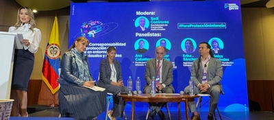 Foto de panelistas en el evento