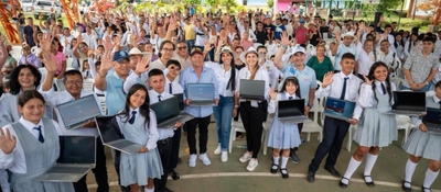 Foto de Ministra TIC y beneficiarios de Yacopí