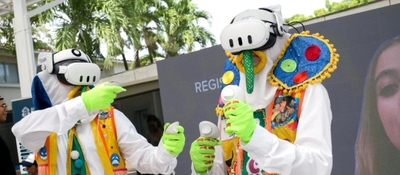 Foto de personas disfrazadas de marimondas usando gafas de realidad virtual