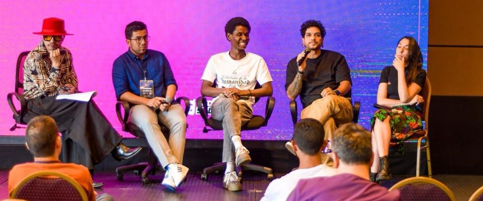 Foto de panelistas en el evento