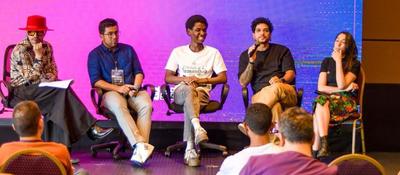 Foto de panelistas en el evento