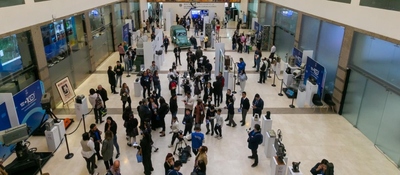Foto de vistantes a la muestra patrimonial en el Ed. Murillo Toro