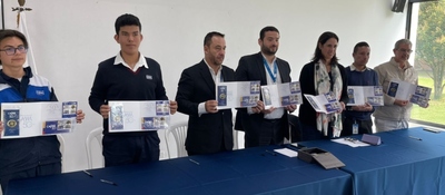 Foto del subdirector de Asuntos Postales del Ministerio TIC y represnetantes del Colegio CAFAM