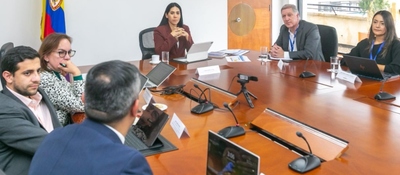 Foto de directivos de Ministerio TIC en reunión