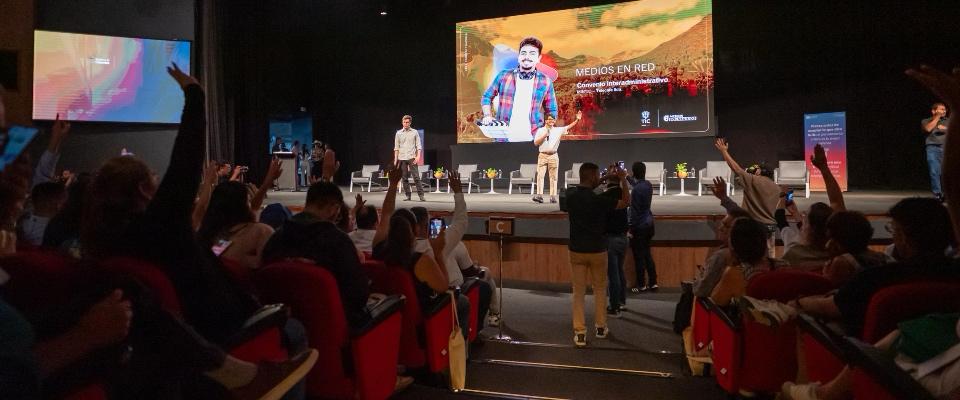 Foto de auditorio con participantes en Medios En Red