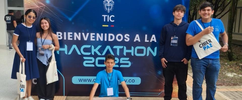 Foto de jóvenes beneficiarios de Ciberpaz