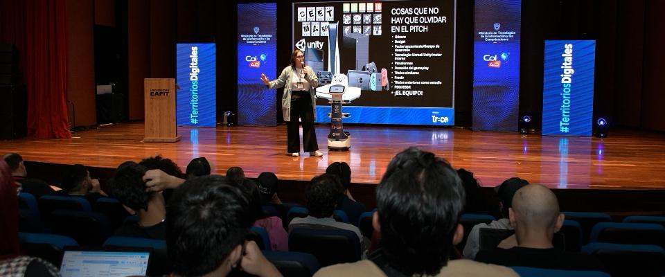 Foto de presentadora en charla  en Colombia 4.0