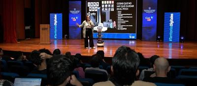 Foto de presentadora en charla  en Colombia 4.0