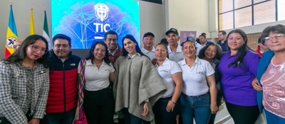 Foto de la Ministra TIC con beneficiarios de la región