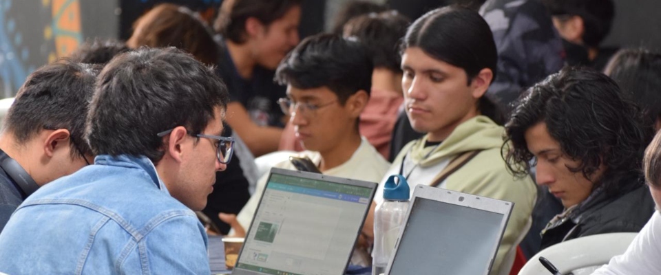 Foto de jóvenes participantes en la hackatón