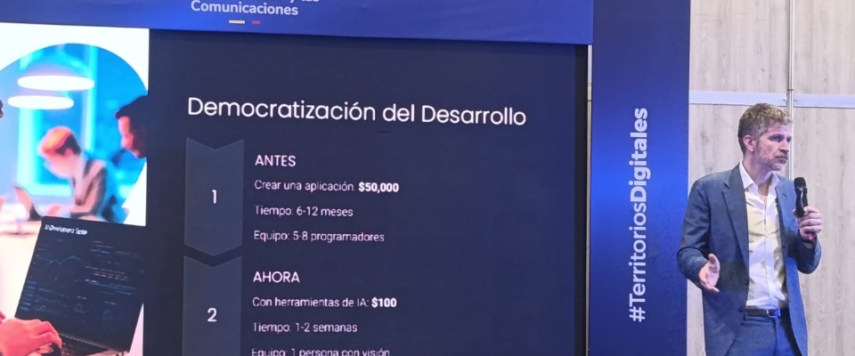 Foto de presnetadores en conferencia de Col40 Bogotá