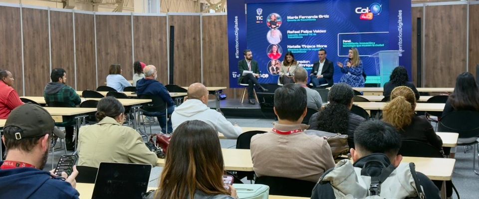 Foto de charlas y panelistas en Colombia 4.0