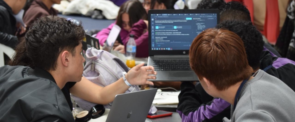 Foto de jóvenes participantes en hackatón