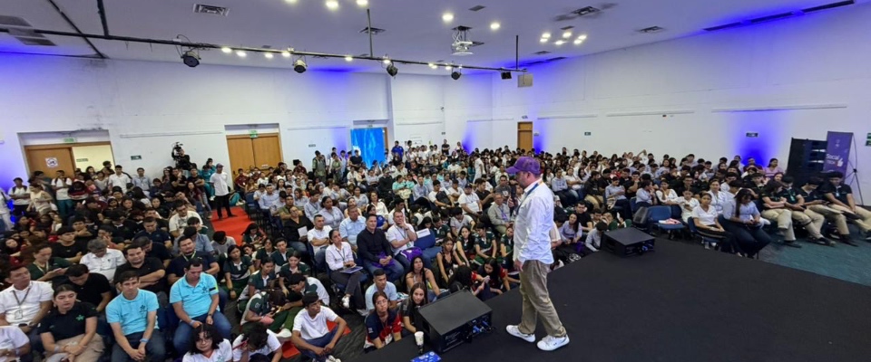 Foto de asistentes y presentador en tarima