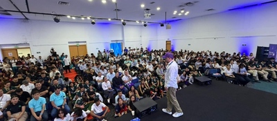 Foto de asistentes y presentador en tarima