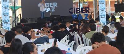 Foto de participantes de una sesión de hackatón