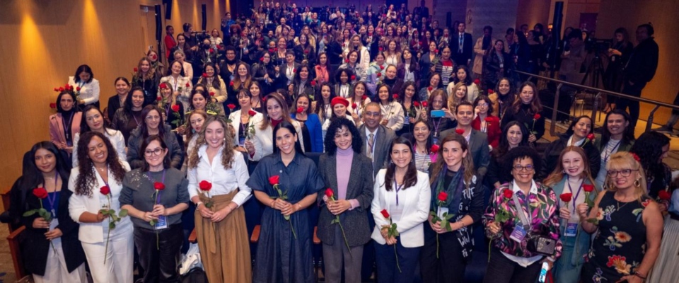 Foto de la ministra TIC con las mujeres asistentes al evento