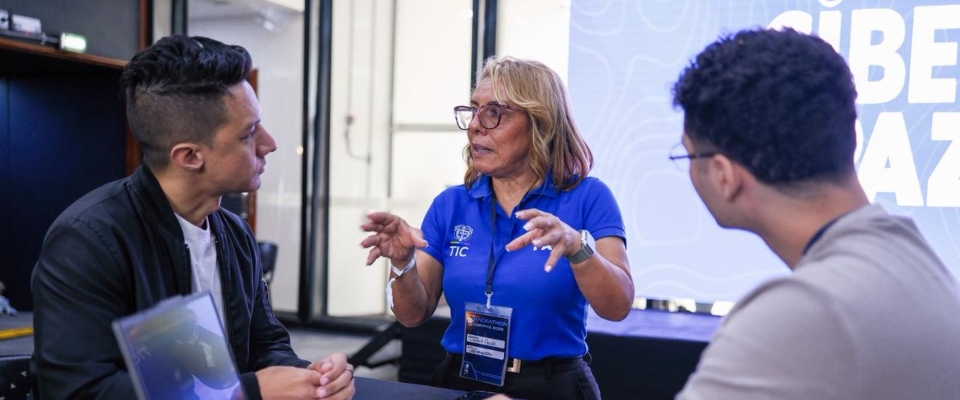 Foto de guia y asistentes al la hackaton