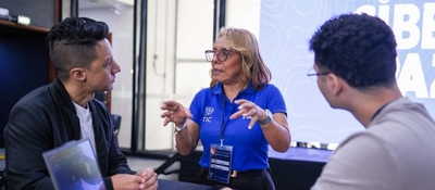 Foto de guia y asistentes al la hackaton