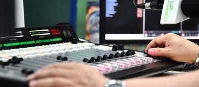 Foto de una consola de radio