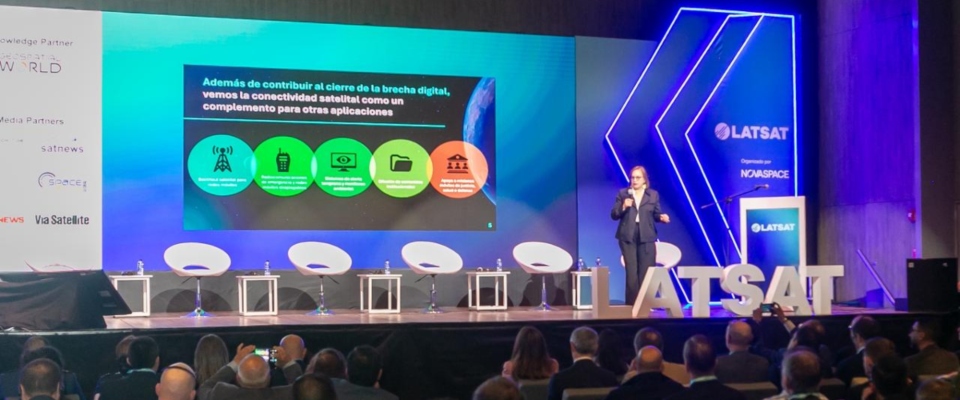 Foto del escenario y del presentador del evento LATSAT