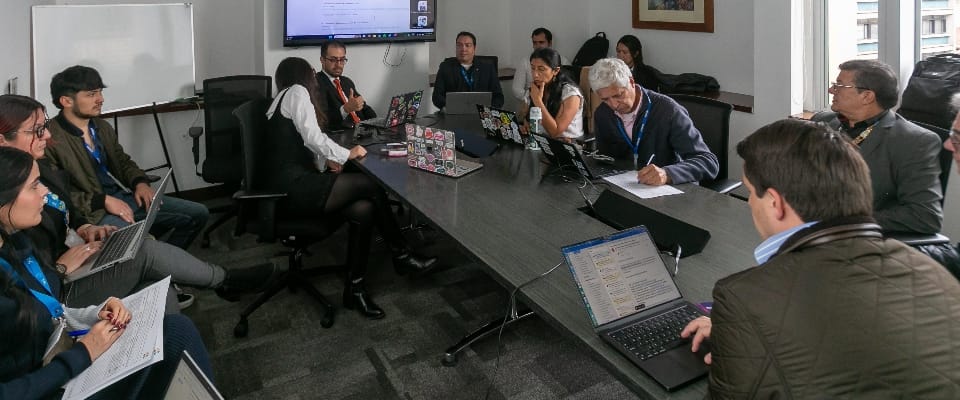 Foto de participantes en la mesa de Gobernanaza de Internet