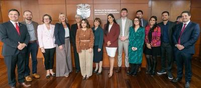 Foto de parlamentarios británicos y colaboradores del Ministerio TIC