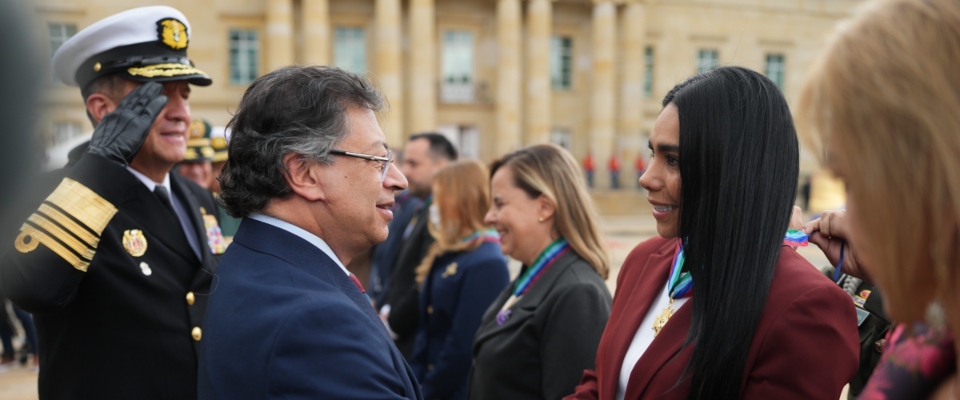 Foto del presidente Petro y la ministra TIC