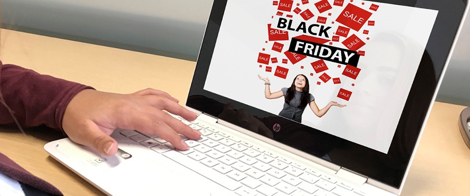 Foto de portatil con imagen alusiva al Black Friday