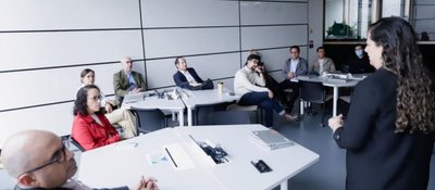 Foto de funcionario de ANE y Universidad ICESI en reunión