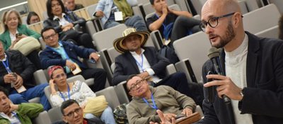 Foto de docentes participantes y expositor