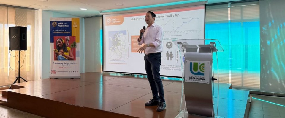 Foto de funcionario de la ANE en exposición